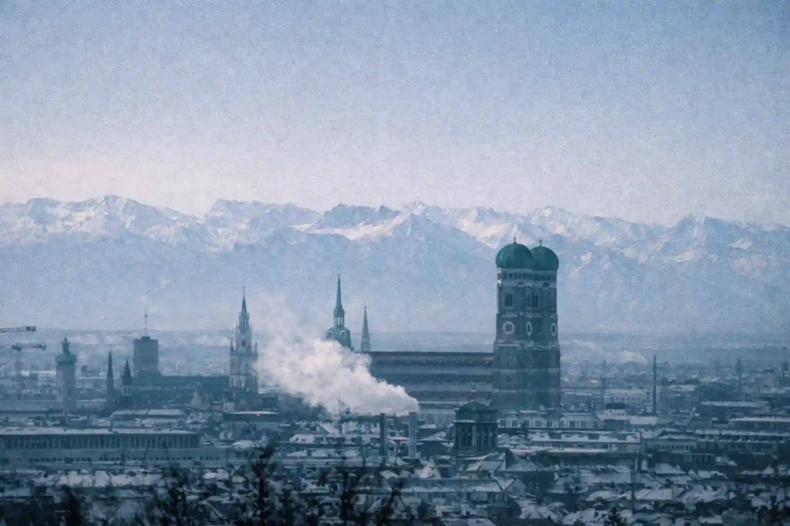 Frauenkirche 1000mm from Olympiaberg cold morning hours